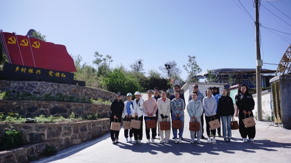 女生领奖马上用.jpg 女生领奖马上用.jpg